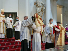 Diakonenweihe im Fuldaer Dom (Foto: Karl-Franz Thiede)